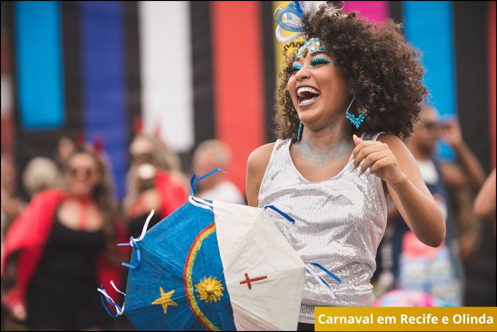 Diferente dos desfiles das escolas de samba do Rio de Janeiro e São Paulo, o Carnaval pernambucano é marcado pela participação popular: os foliões tomam as ruas ao som de frevo, maracatu, coco e outros ritmos típicos, garantindo, assim, uma folia intensa e genuinamente cultural.