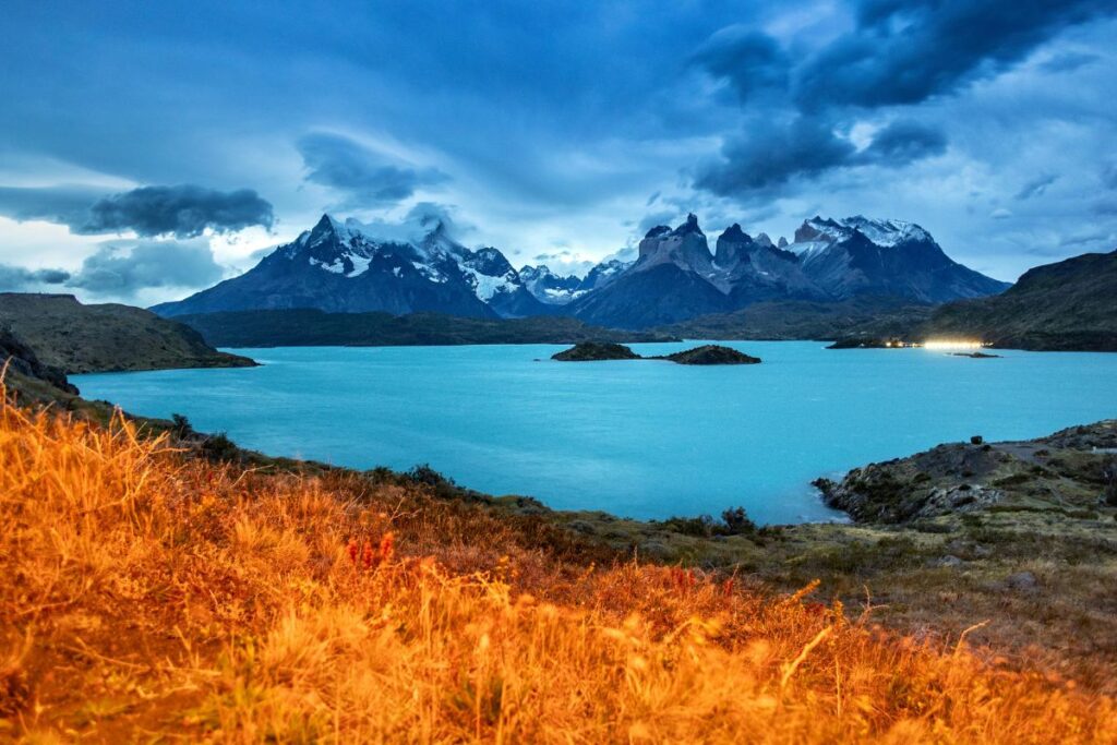 Viajar para o Chile é o sonho de muitos brasileiros. E talvez esse seja seu sonho também! Não é por menos: O país oferece paisagens impressionantes, como, por exemplo: montanhas cobertas de neve, desertos, lagos cristalinos, vinícolas renomadas e cidades modernas que nos deixam encantados, devido a tamanhas belezas naturais.